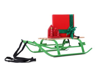 Hediye kutusuyla kızak ve beyaz arka planda izole edilmiş ev şeklinde fener.