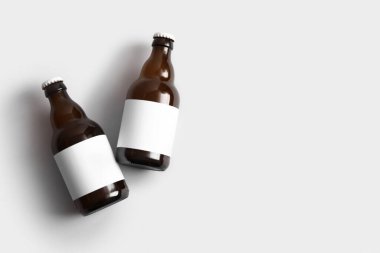 Gri arka planda soğuk bira şişeleri