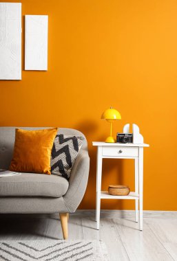 Masası ve kanepesi olan şık bir oturma odası.