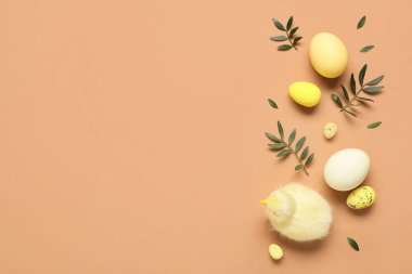 Paskalya yumurtaları, yavru tavuk ve kahverengi yapraklı kompozisyon