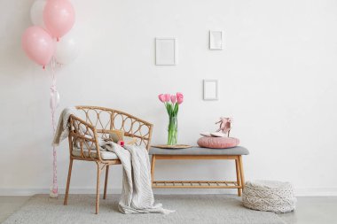 Kadınlar Günü için koltuklu, yumuşak banklı ve laleli aydınlatma odasının içi