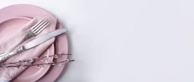 Açık arkaplan üzerinde güzel Paskalya tablosu ve metin için boşluk