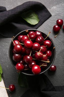 Bir kase tatlı kirazlı pano, yakın plan.