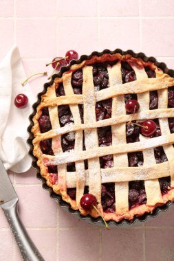 Pembe fayanslı vişneli turta pişiriyorum.