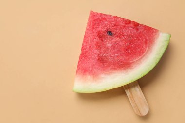 Bej arka planda lezzetli karpuz çubuğu, yakın plan.