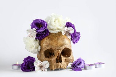 Beyaz arka planda güzel çiçekli insan kafatası