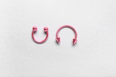 Beyaz arkaplanda delmek için pembe dairesel halterler