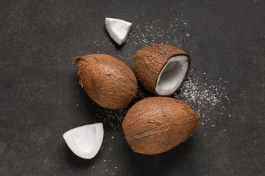 Siyah arkaplanda taze hindistan cevizleri