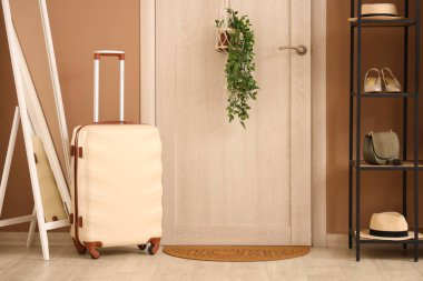 Bavul ve aynalı modern koridor.