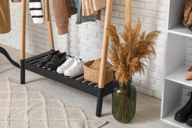 Sonbahar ayakkabılarıyla modern soyunma odasında durun.