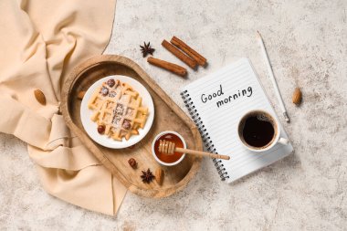 Tepside ballı leziz Belçika waffle 'ları, bir fincan kahve ve beyaz grunge arka planda 