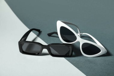 Renkli arka planda farklı stil güneş gözlükleri