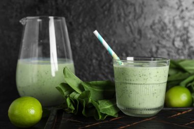 Siyah arka planda limonlu taze ıspanaklı smoothie.