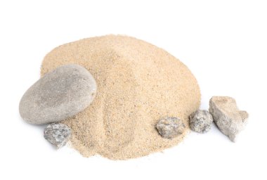 Beyaz zemin üzerinde taşlar olan kumsal yığını.