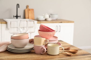 Mutfakta temiz tabaklar var.