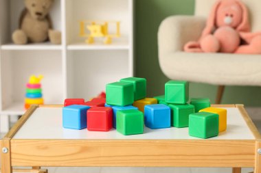 Çocuk odasındaki masada plastik küpler.