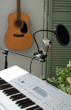 Sentezleyici ve mikrofonla kayıt stüdyosunda kal.