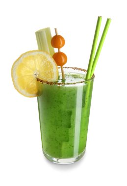 Beyaz arka planda bitki üzümü, kereviz ve limonla süslenmiş bir bardak yeşil Bloody Mary kokteyli.