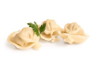 Beyaz arka planda maydanozlu lezzetli haşlanmış hamur tatlısı.