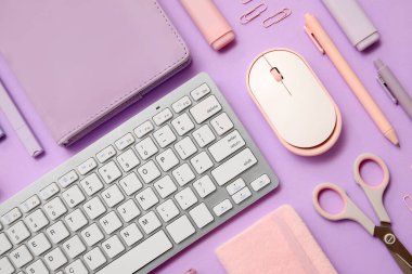 Fare ve ofis kırtasiyesine sahip bilgisayar klavyesi