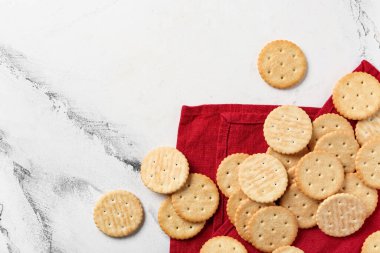 Mermer zemin üzerinde lezzetli krakerler olan kompozisyon, yakın plan