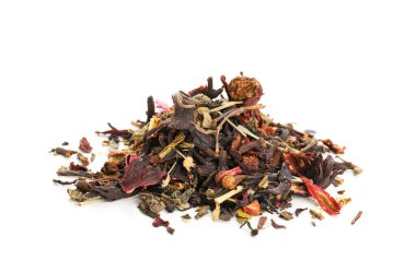 Beyaz arka planda izole edilmiş bir yığın kuru meyve çayı, yakın plan.