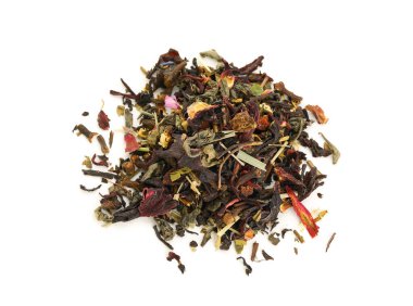 Beyaz arka planda izole edilmiş bir yığın kuru meyve çayı, yakın plan.