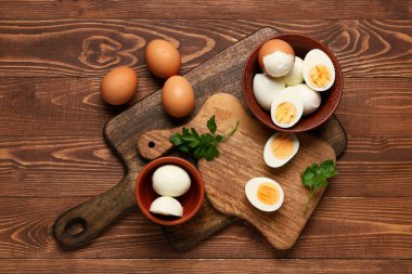 Ahşap arka planda kaynamış yumurta ve tahtalar ile kompozisyon