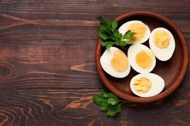 Ahşap arka planda haşlanmış yumurta tabağı, yakın plan.