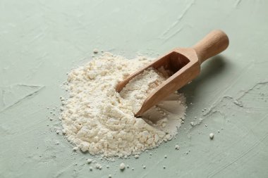 Gri grunge arka planda tahta kepçe süt tozu