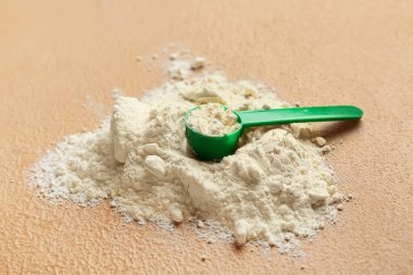 Kahverengi arka planda beyaz toz kepçesi ölçülüyor