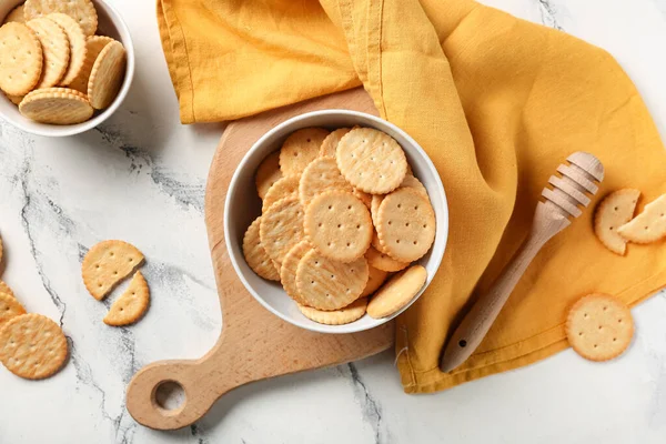 Mermer zemin üzerinde bir kraker kasesi olan kompozisyon, yakın plan.
