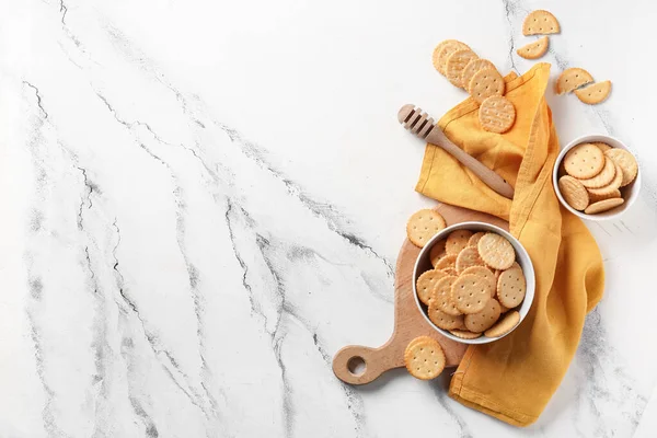 Mermer zemin üzerinde lezzetli krakerler olan kompozisyon