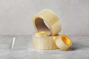 Hafif grunge arkaplanda farklı yapışkan bant ruloları