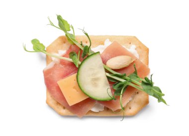 Beyaz arka planda izole edilmiş peynirli, pastırmalı ve salatalıklı leziz kraker.