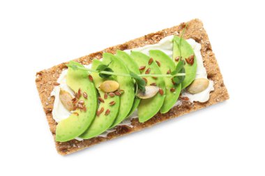 Beyaz arka planda izole edilmiş peynir, avokado ve tohumlu lezzetli kraker, yakın plan.