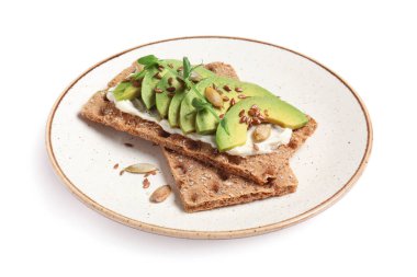 Beyaz arka planda izole edilmiş peynir, avokado ve tohumlu lezzetli krakerler, yakın plan.