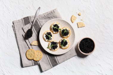 Peynirli kraker, domates ve fesleğen yapraklı beyaz grunge arka planda