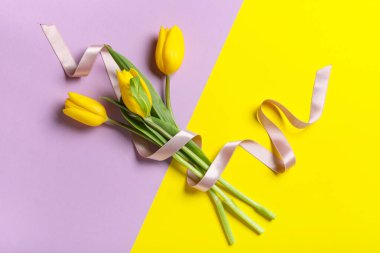 Renkli arka planda güzel bir lale çiçeği demeti