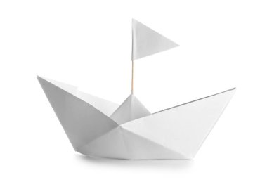 Beyaz zemin üzerinde bayrak olan Origami teknesi