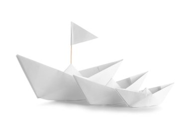 Beyaz arka planda bayrağı olan Origami tekneleri