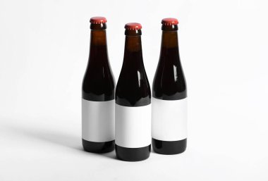 Gri arka planda soğuk bira şişeleri