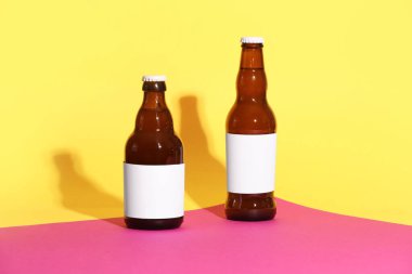 Renkli arka planda soğuk bira şişeleri