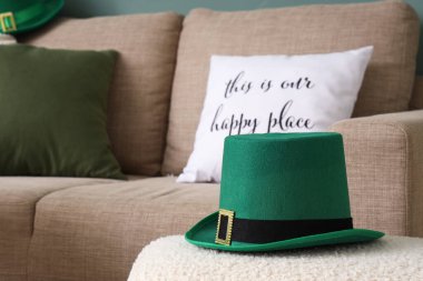 Leprikon 'un şapkası Aziz Patrick Günü için dekore edilmiş şenlik salonundaki kanepenin yanındaki puf üzerinde.