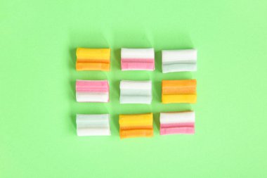 Yeşil arka planda lezzetli sakız çiğneme