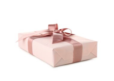 Beyaz arka planda pembe fiyonklu hediye kutusu. Uluslararası Kadınlar Günü