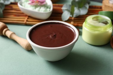 Yeşil arka planda erimiş çikolatalı spa kompozisyonu, yakın plan.