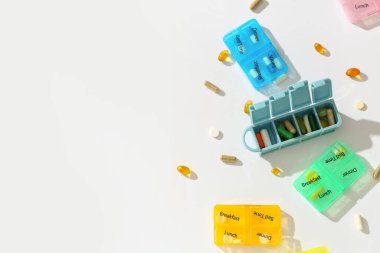 Beyaz arka planda haplar olan konteynır. Üst görünüm