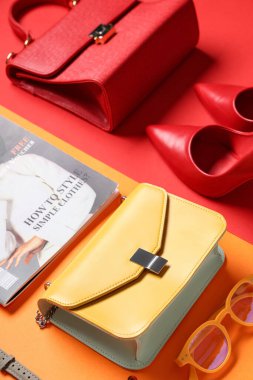 Renkli arkaplanda şık çantalar ve aksesuarlar