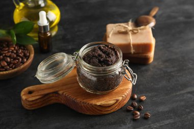 Kahveli vücut kompozisyonu kavanozda ovalama ve koyu grunge arka planda tahta kesme tahtası.